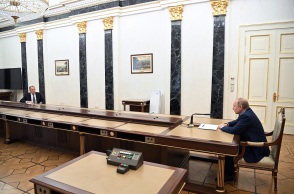 Σεργκέι Λαβρόφ και Βλάντιμιρ Πούτιν συζητούν σε αίθουσα στο Κρεμλίνο