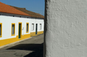 Φωτογραφία στο εξώφυλλο της συλλογής «Ποιήματα» του Ηλία Ευθυμιόπουλου (εκδ. ATHENS VOICE BOOKS)