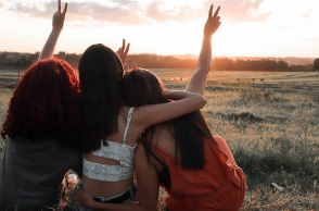 Τρεις φίλες είναι αγκαλιασμένες. 