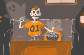 Ζόμπι στον καναπέ, τρώει ποπ κορν και βλέπει τηλεόραση