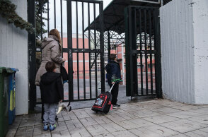 Ξεπέρασαν τις 40.000 τα κρούσματα κορωνοϊού σε παιδιά σε μια εβδομάδα, σύμφωνα με τον ΕΟΔΥ