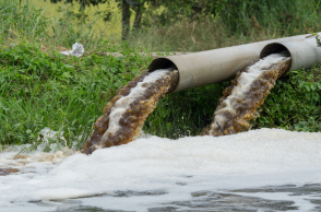 Σωλήνας που μεταφέρει απόβλητα στο νερό