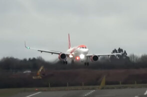 Η κακοκαιρία «Ντάντλεϊ» πήρε και... σήκωσε αεροπλάνο στο Μπέρμιγχαμ
