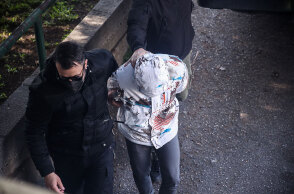 Ο «Ντίνος» οδηγείται στον ανακριτή για να απολογηθεί για την δολοφονία του Άλκη Καμπανού