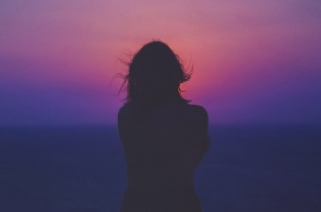 Η σιλουέτα μιας κοπέλας. 