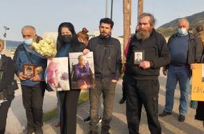 Συγγενείς ηλικιωμένων που πέθαναν κατά την παραμονή τους στο γηροκομείο στα Χανιά πραγματοποιούν διαμαρτυρία έξω από τη δομή - Κρατούν φωτογραφίες και λουλούδια στη μνήμη τους