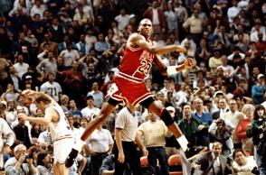 Ο Μάικλ Τζόρνταν μετά το πιο διάσημο καλάθι του 