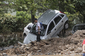 Στη Βραζιλία αυτοκίνητο παρασύρθηκε από χείμαρρο στην πόλη Πετρόπολις