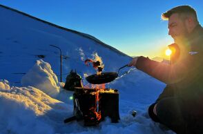 Μαγειρεύοντας στο χιόνι το βλάχικο τυρί Κασκαβάλ