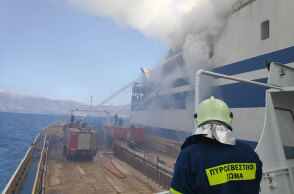Η φωτιά στο Euroferry Olympic σε εξέλιξη, με πυροσβέστες στην Κέρκυρα να ρίχνουν νερό