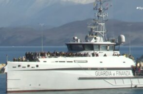 Το πλοίο που μεταφέρει τους επιβάτες φτάνει στο λιμάνι της Κέρκυρας