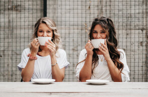 Δύο γυναίκες, φίλες, πίνουν καφέ