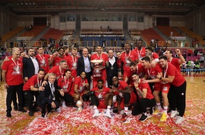 Κύπελλο μπάσκετ Final 4: Την κατάκτηση του δέκατου τίτλου της ιστορίας του πανηγυρίζει ο Ολυμπιακός - Κέρδισε τον Παναθηναϊκό με ανατροπή και σκορ 81-73.