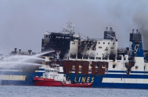 Euroferry Olympia: Πυροσβεστικά σκάφη ρίχνουν νερό στο πλοίο που πήρε φωτιά τα ξημερώματα της Παρασκευής (18/2)