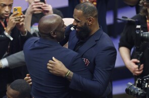 Ο ΛεΜπρόν Τζέιμς και ο Μάικλ Τζόρνταν