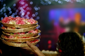 Λουλούδια σε νυχτερινό κέντρο