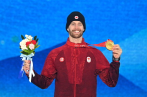 Ο Μαξ Παρό ποζάρει με το χρυσό μετάλλιο. 