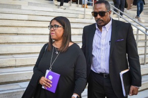 Οι γονείς του Μπακαρί Χέντερσον κατά την άφιξή του στο δικαστήριο σε προηγούμενη δίκη για τη δολοφονία του στη Ζάκυνθο