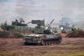 Ρωσικά άρματα μάχης σε στρατιωτική άσκηση κόντα στα σύνορα με την Ουκρανία