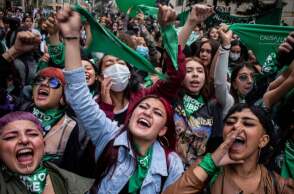 Ιστορική νίκη: Η Κολομβία νομιμοποίησε τις αμβλώσεις