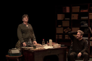 «Αινιγματικές Παραλλαγές» στο Ίδρυμα Μιχάλης Κακογιάννης με τους Γιάννη Μπέζο και Πυγμαλίωνα Δαδακαρίδη, σε σκηνοθεσία Σωτήρη Τσαφούλια