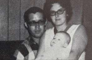 Η Γουανέτ Χόιτ, με τον Τιμ και ένα από τα παιδιά τους. 