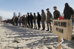 Ουκρανοί ετοιμάζονται να λάβουν μέρος σε στρατιωτική άσκηση στο Κίεβο