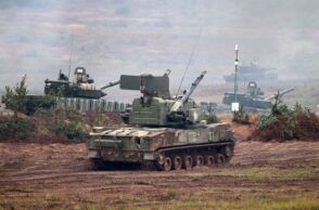 Ρωσικά άρματα μάχης σε στρατιωτική άσκηση κόντα στα σύνορα με την Ουκρανία