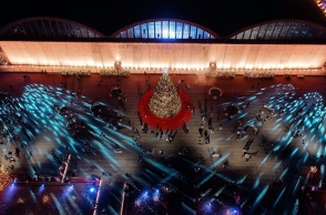 Τα δέντρα του εντυπωσιακού Χριστουγεννιάτικου Δέντρου του The Ellinikon Experience Park βρίσκουν τη νέα τους κατοικία