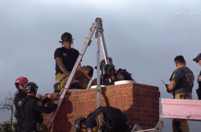 Πυροσβέστες στην καμινάδα που σφήνωσε η γυναίκα στις ΗΠΑ