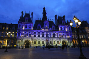 Βερολίνο και Παρίσι φωταγώγησαν κτίρια στα χρώματα της Ουκρανίας