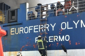 Πυροσβέστες και άνδρες της ΕΜΑΚ στο πλοίο Euroferry Olympia κατά τη διάρκεια επιχείρησης για τον εντοπισμό των 10 αγνοουμένων. 