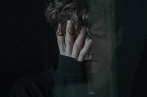 Νέος άντρας που κρύβει το πρόσωπό του