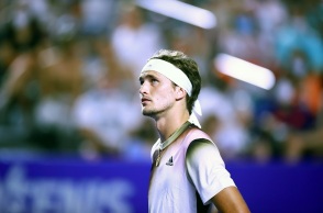 Ο Ζβέρεφ  χτύπησε τη ρακέτα του στα πόδια του διαιτητή