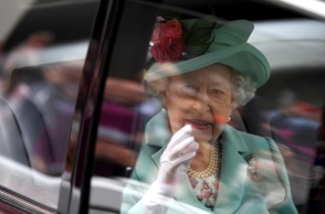 Η βασίλισσα Ελισάβετ μέσα σε αυτοκίνητο κατά την τελευταία της δημόσια εμφάνιση