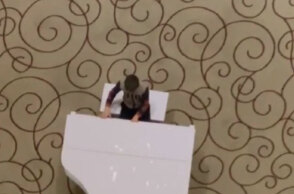 Το αγόρι στην Ουκρανία που παίζει πιάνο σε ξενοδοχείο στο Χάρκοβο, ενώ μαίνεται ο πόλεμος