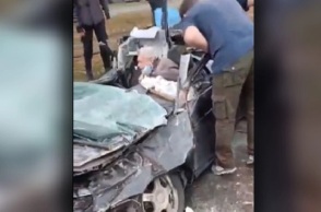 Πόλεμος στην Ουκρανία: Ρωσικό άρμα μάχης «λιώνει» αυτοκίνητο πολίτη ο οποίος απεγκλωβίζεται σώος.