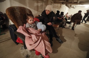 Πόλεμος στην Ουκρανία: Παιδιά βρίσκονται στα καταφύγια μαζί με τις μητέρες τους