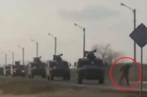 Ουκρανία: Η στιγμή που πολίτης μπαίνει μπροστά από τα ρωσικά τανκ για να τα εμποδίσει