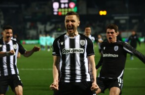 Οι παίκτες του ΠΑΟΚ πανηγυρίζουν την πρόκριση επί της Μίντιλαντ