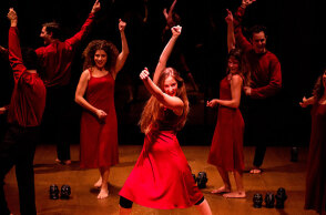 «Αναφορά για μια Ακαδημία» από την Ομάδα Σημείο Μηδέν, σε σκηνοθεσία Σάββα Στρούμπου στο Θέατρο Άττις-Νέος Χώρος