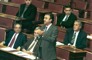 Ο Δημήτρης Τσοβόλας στη Βουλή ως πρόεδρος του ΔΗΚΚΙ το 1999