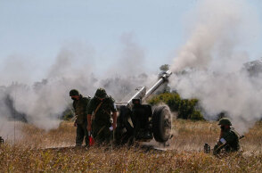 Ρωσόφωνοι αυτονομιστές στο Ντόνετσκ στην Ανατολική Ουκρανία βομβαρδίζουν στόχο