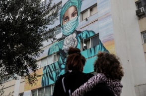 Τοιχογραφία που απεικονίζει μια νοσηλεύτρια στο Τζάνειο Νοσοκομείο Πειραιά