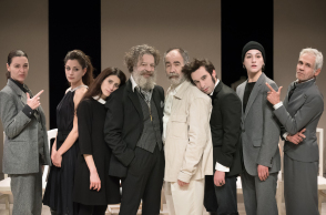 Ηθοποιοί στην παράσταση «Αντιγόνη» του Ζαν Ανούιγ σε σκηνοθεσία της Μαρίας Πρωτόπαππα