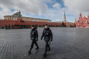 Ρώσοι αστυνομικοί έξω από το Κρεμλίνο στη Μόσχα