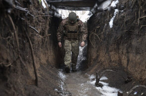 Ουκρανός στρατιώτης στα χαρακώματα στο Ντόνετσκ στην Ανατολική Ουκρανία
