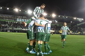 Οι παίκτες του Παναθηναϊκού πανηγυρίζουν τη νίκη επί της ΑΕΚ