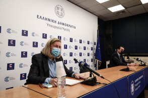 Μαρία Θεοδωρίδου και Μάριος Θεμιστοκλέους στη live ενημέρωση για τον εμβολιασμό κατά του κορωνοϊού στην Ελλάδα