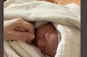 Νεογέννητο μωρό στην αγκαλιά της μητέρας του σε καταφύγιο στην Ουκρανία